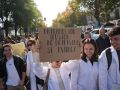 Facultativos protestan en la manifestación convocada por el Sindicato Médico de Sevilla, este jueves, en la ciudad andaluza
