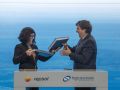 Repsol da el "gran paso" para mudarse de forma completa a Langosteira: "Es una decisión estratégica" Momento de la firma del traslado definitivo de Repsol al Puerto Exterior de punta Langosteira