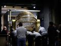 Momento en el que los bombos de la Lotería de Navidad llegan al Teatro Real