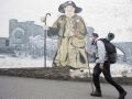 Un peregrino pasa por delante del mural del Zapatones, en la ruta del Camino francés  archivo el ideal gallego