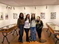 Las comisarias de la muestra, alumnas de Mestrado en Estudos Avanzados de Bibliotecas, Arquivos e Museos de la UDC