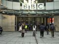 Varias personas acceden a la sede de la BBC en Londres