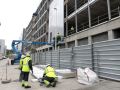Xuxán acoge el primer edificio de A Coruña de piezas prefabricadas Operarios instalando paneles prefabricados ayer