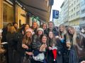 Feijóo se hace una foto con un grupo de jóvenes a la puerta de O Cabo, en A Coruña
