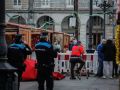 Dos agentes de la Policía Local, esta tarde, en el mercado navideño