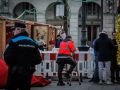 Momento en el que los comerciantes, la Policía Local y el técnico de la compañía eléctrica pactan para frustrar el apagón