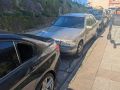 Roban en tres coches aparcados en una calle de Os Mallos Coche dañado en la calle Puerto Rico