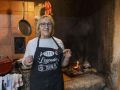 Carmen Tomé, ayer delante de la cocina y el fuego: “Esta leyenda se jubila”
