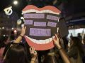 Al menos 46 mujeres fueron este año asesinadas por violencia de género Dos mujeres sujetan un cartel contra la violencia machista el pasado 25 de noviembre en Tenerife