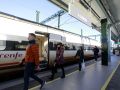 ¿Qué le piden a los Reyes Magos los viajeros del tren en A Coruña? Pasajeros de tren, a su llegada a la estación de A Coruña