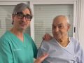 Diego González Rivas con su paciente Amancio
