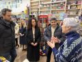 Pedro Blanco en su visita a una librería de Foz
