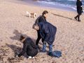 Las imágenes de la recogida de residuos en la playa de Riazor Una decena de personas acudieron a la llamada a la acción ecológica de un coruñés de 21 años