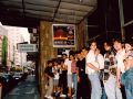 Varias personas a las puertas del Cine Riazor en el estreno en 1996 de 'Independence Day'