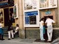 Varias personas, a las puertas de los Cines Equitativa en 1996 
