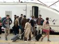 Varios pasajeros del AVE de Madrid llegan a la estación de A Coruña