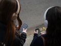 Dúas mozas consultan os seus teléfonos móbiles