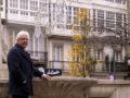 José Luis Saavedra, delante de la casa donde vivió a su regreso a A Coruña