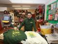 Betanzos también se lleva encima: la identidad que se imprime, se cose y se viste David Carro, con algunos de los diseños en homenaje a Betanzos, en su comercio de la Rúa Roldán