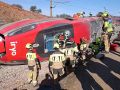 Bomberos trabajan en la cabecera del tren Iryo que descarriló e impactó contra un Alvia