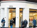 Varias personas, frente al establecimiento de Zara en Juan Flórez