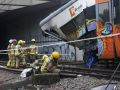 Bomberos de la Generalitat trabajan en la zona cero del accidente de Rodalies de Gelida