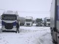 Levantadas las restricciones de la A-6 y la A-52 por nieve en Zamora para más de mil camiones Camiones parados por la nieve a la entrada de Galicia