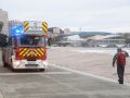 El viento en A Coruña obliga a los Bomberos a intervenir en más de 15 ocasiones Una dotación de Bomberos en el Paseo Marítimo de A Coruña