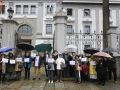 Representantes de la Plataforma de Víctimas del Alvia 01455, esta tarde, a las puertas de la Audiencia Provincial de A Coruña