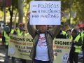 ¿Qué pasará con las pensiones tras rechazar el Congreso su subida? Un hombre participa en una marcha por la revalorización de las pensiones