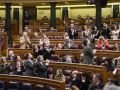 Diputados aplauden a una mujer que protestó desde la bancada tras el rechazo a la ley ómnibus
