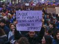Una persona sujeta un cartel contra la violencia de género en Barcelona 