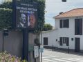 La Justicia ampara los paneles de Oleiros que equiparaban a Netanyahu con Hitler Cartel en Oleiros con la imagen de Netanyahu y Hitler