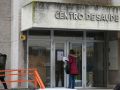 Una persona accede a un centro de salud en A Coruña