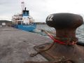 Un barco atracado en el muelle principal de Langosteira 
