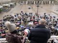 Los afectados por la suspensión del programa Lecer celebran un 'aula abierta' en María Pita Manifestantes del programa Lecer, en María Pita