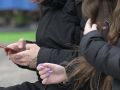 Una persona, con el móvil, en un banco de la ciudad