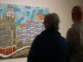Dos de los primeros visitantes viendo en Afundación la representación de O Parrote de Raúl Velloso
