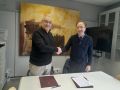 El alcalde, Francisco Quintela (d), suscribió el convenio con el diputado Xosé Penas
