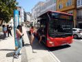Un bus urbano, en la parada de Panaderas, en una imagen de 2020