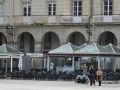 Los hosteleros de María Pita se suman a las críticas a la nueva normativa de terrazas Varios viandantes pasean este martes por delante de una terraza de María Pita