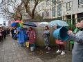 Familias de alumnos del Wenceslao Fernández Flórez, esta mañana, en la movilización a las puertas del colegio