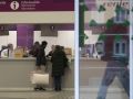 Viajeros en las taquilla de la estación de tren de A Coruña, tras la tercera jornada de paro ferroviario