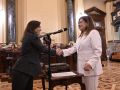 La Corporación municipal recibió a la nueva concejala del PP, una abogada de origen venezolano Inés Rey estrecha la mano de la nueva concejala del PP, Militza Josefina Prieto