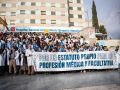 Comienza la huelga de médicos de una semana al mes por un Estatuto que regule su profesión Concentración médica este lunes a las puertas del hospital madrileño Gregorio Marañón