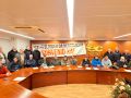 La CIG se encierra en la sede de la patronal ante la falta de avances en el sector del transporte Delegados de la CIG en el salón de reuniones de la CEC