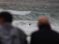El Ayuntamiento esperará a que la Xunta dé el permiso para que se pueda surfear en una alerta Transeúntes contemplan a un surfista durante una alerta