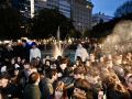 Cientos de jóvenes se arremolinan alrededor de la Fuente de Méndez Núñez para ver a los 'Therian'