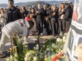 El superviviente Samuel Kwesi durante la ofrenda floral este sábado en Marín en el homenaje a los marineros fallecidos en el hundimiento del 'Villa de Pitanxo' 