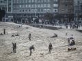 A Coruña se quita el musgo al sol tras 42 días de lluvia, viento y frío Varias personas pasean, esta mañana, por la playa de Riazor